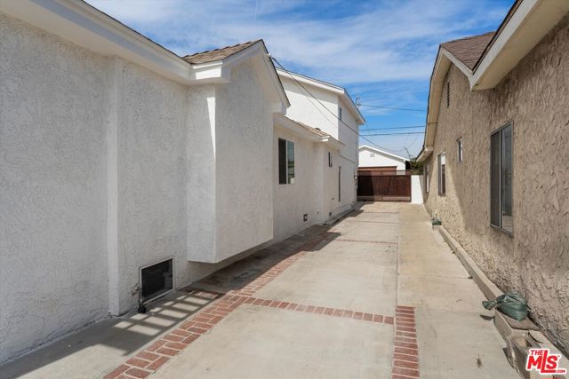 3815 W 60th Street, Los Angeles CA: https://media.crmls.org/mediaz/8061e256-6a73-4564-a2cc-198d8e3556c0.jpg