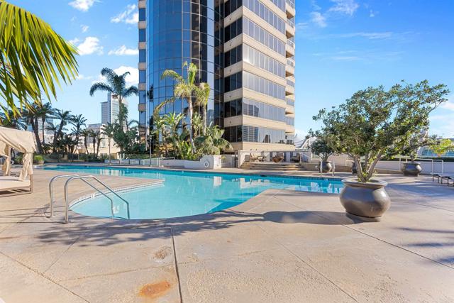 200 Harbor Dr, San Diego CA: https://media.crmls.org/mediaz/80624fac-070f-4d04-b194-1693b38de748.jpg