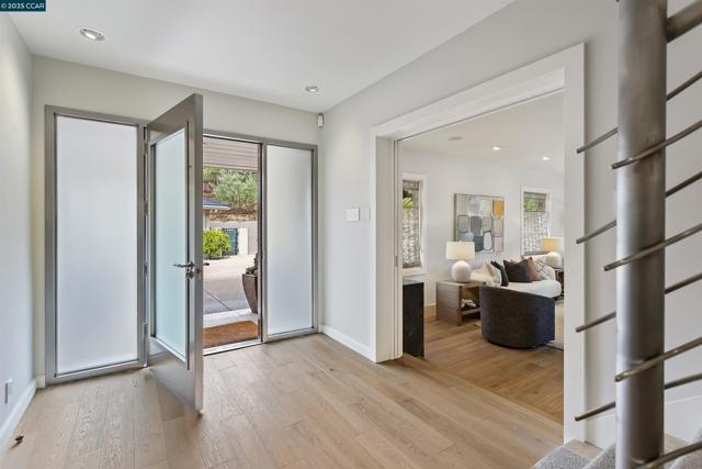 1121 Estates Dr, Lafayette CA: https://media.crmls.org/mediaz/806258c6-8f49-4700-a9d6-55f3755e04e5.jpg