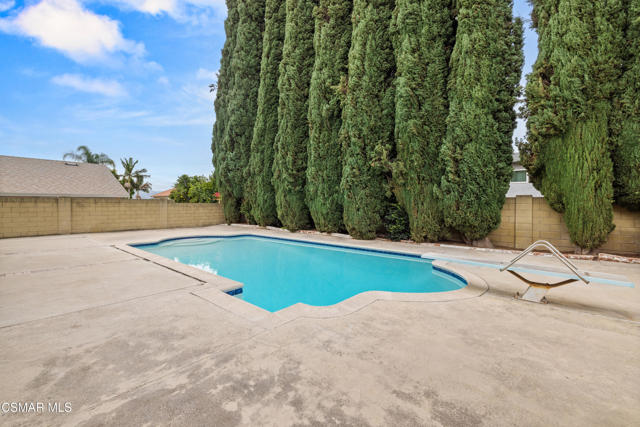 2385 N Justin Avenue, Simi Valley CA: https://media.crmls.org/mediaz/80628109-1f0e-41bd-a208-cbcaf2ffd30c.jpg