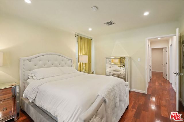 5324 Irvine Avenue, Valley Village CA: https://media.crmls.org/mediaz/8062b96d-2128-4e57-b5ee-a7ad1be24cf5.jpg