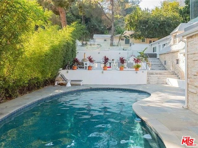 2633 N Commonwealth Avenue, Los Angeles CA: https://media.crmls.org/mediaz/8062f113-4c62-43d7-a9b7-ea4eccf6d326.jpg
