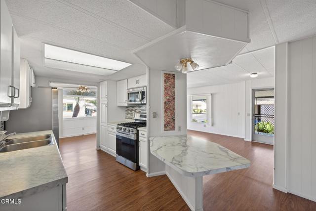 Detail Gallery Image 6 of 42 For 125 Frost Cir #125,  Ventura,  CA 93003 - 2 Beds | 2 Baths