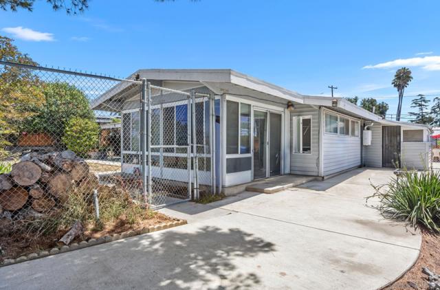 252 Santa Clara Dr, Vista CA: https://media.crmls.org/mediaz/8064141c-dc3b-497c-8491-6691c7cc41d7.jpg