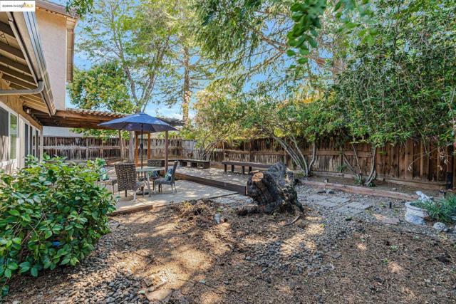 4414 Willow Glen Ct, Concord CA: https://media.crmls.org/mediaz/8064a3d5-31a0-4e81-a242-2ff9f5571155.jpg