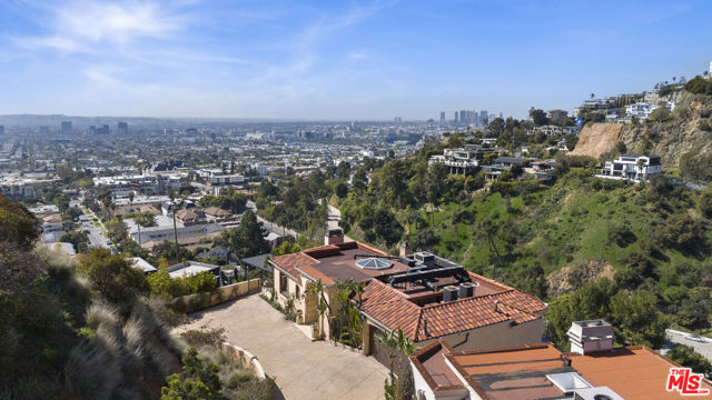 8027 Floral Avenue, Los Angeles CA: https://media.crmls.org/mediaz/8064de09-6b1f-4e0d-9601-4a6e0bc5b405.jpg