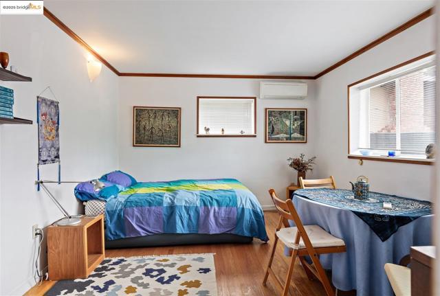 199 Fairlawn Dr, Berkeley CA: https://media.crmls.org/mediaz/8067874f-c9cb-440c-a257-9da4febcd5a4.jpg