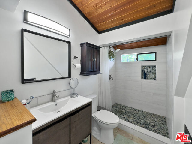 22012 Topanga School Road, Topanga CA: https://media.crmls.org/mediaz/80690cda-40e4-4fdb-8514-d7b1a1d63b0e.jpg