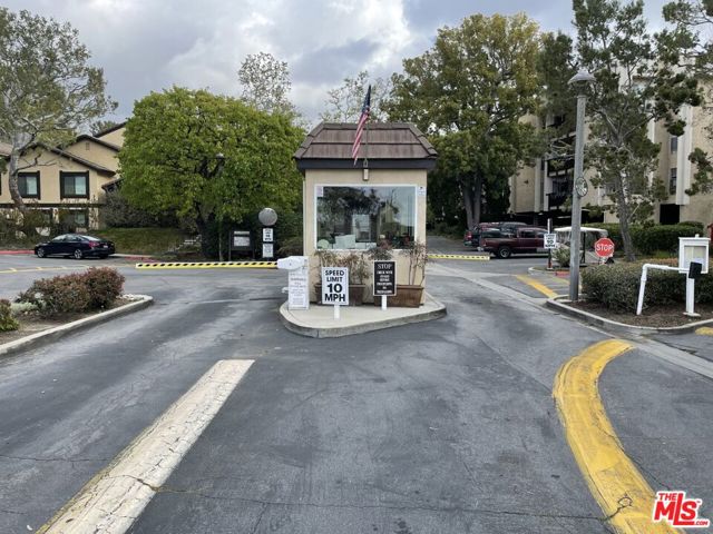 24-hour Guard Gated Entrance