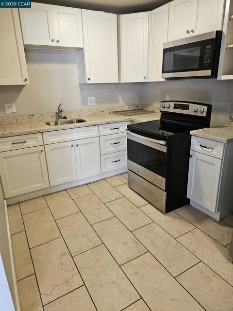 2291 Cuadra Ct, Pinole CA: https://media.crmls.org/mediaz/80690fa7-3ef9-466c-82c7-35c12a0bb79b.jpg