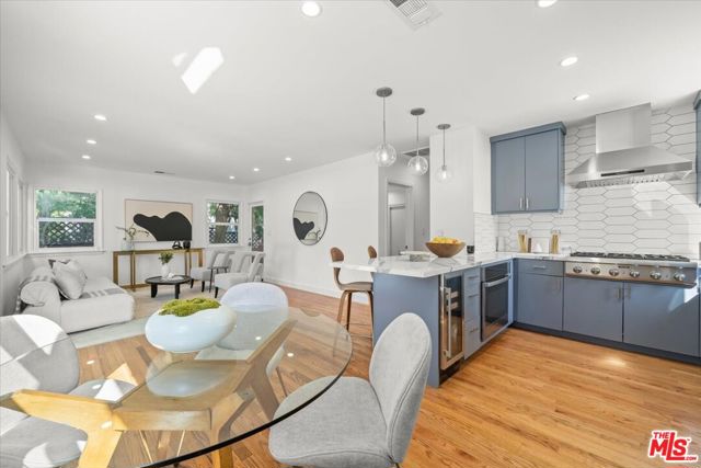 2212 Navy Street, Santa Monica CA: https://media.crmls.org/mediaz/8069b26a-8cfb-4c83-9e22-8d6d2be7c119.jpg