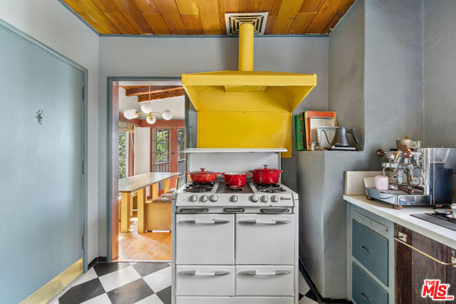 6933 Vanland Trail, Los Angeles CA: https://media.crmls.org/mediaz/806b625a-bed2-4b00-a5f0-a7dcf82b94a7.jpg