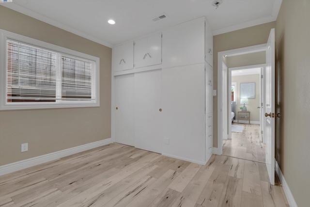 4433 Fair Ave, Oakland CA: https://media.crmls.org/mediaz/806bcb0d-53cb-47c3-bdba-80c748e84371.jpg