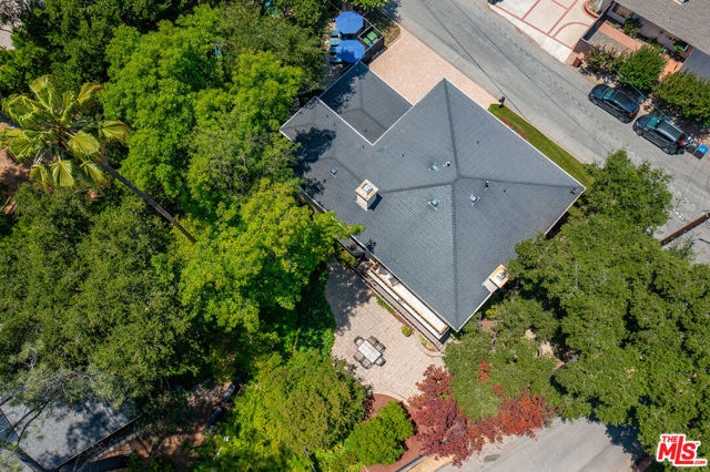 23040 Blue Bird Drive, Calabasas CA: https://media.crmls.org/mediaz/806c09af-4cb9-491f-831d-9f4096618244.jpg