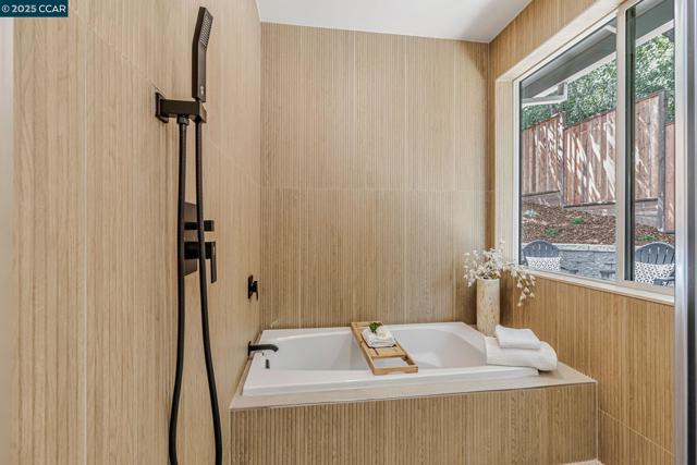 945 Yorkshire Ct, Lafayette CA: https://media.crmls.org/mediaz/806c992b-db97-4f9c-b7b4-7c6ea9c45afe.jpg
