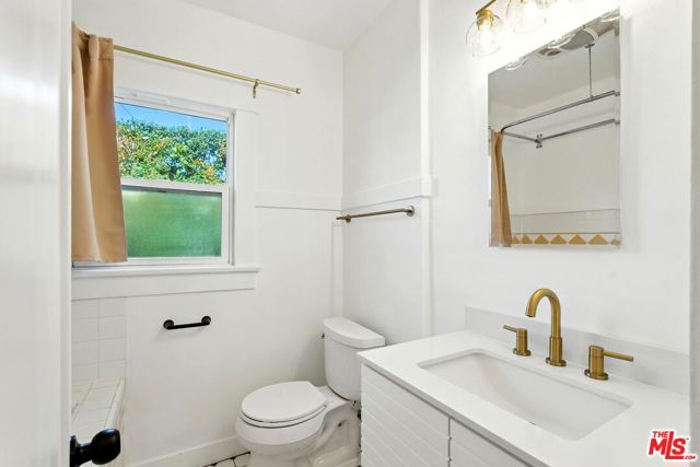 3712 E 10th Street, Long Beach CA: https://media.crmls.org/mediaz/806d27f9-b634-4bd1-848a-a81d3bcd8983.jpg