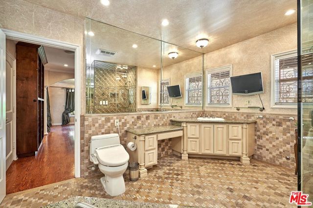 424 N Arden Boulevard, Los Angeles CA: https://media.crmls.org/mediaz/806d6d0d-0771-447a-89f0-3e6c5c949a61.jpg