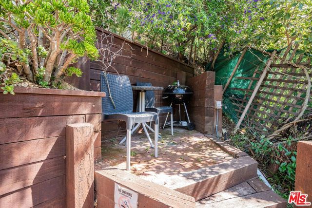 10306 Seabury Lane, Los Angeles CA: https://media.crmls.org/mediaz/806d955a-daa4-40e3-a5dc-f0e4e93e5f53.jpg