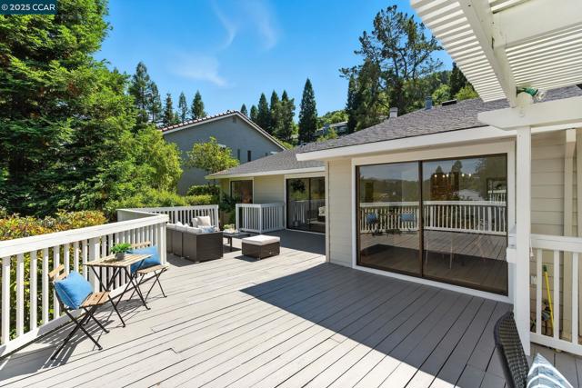 1725 Spyglass Ln, Moraga CA: https://media.crmls.org/mediaz/806db537-a66f-4c46-a5eb-6b7394a7f7bd.jpg