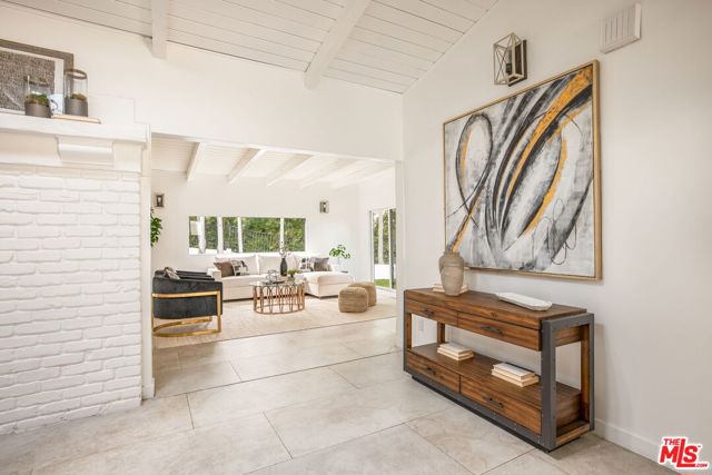 16733 Oak View Drive, Encino CA: https://media.crmls.org/mediaz/806eace7-594d-41af-bd07-389a5e466ed5.jpg