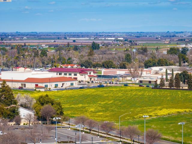 115 Lemon Blossom Ln, Patterson CA: https://media.crmls.org/mediaz/80703470-df39-4010-834b-348fcb4fac83.jpg