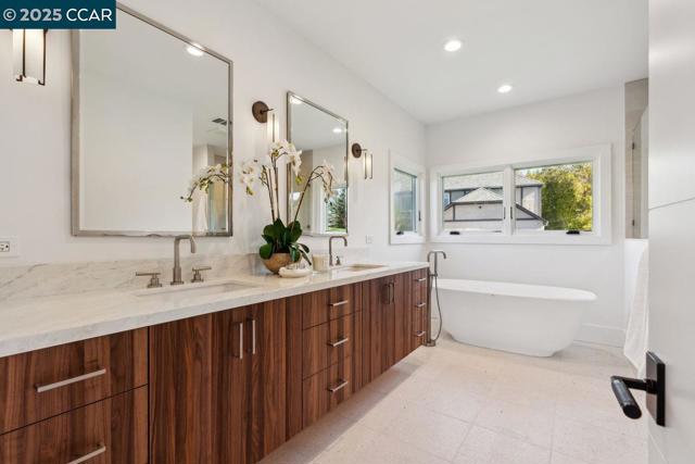 625 Sky Hy Cir, Lafayette CA: https://media.crmls.org/mediaz/807337d2-b6d8-4113-8df9-31cae00f089c.jpg