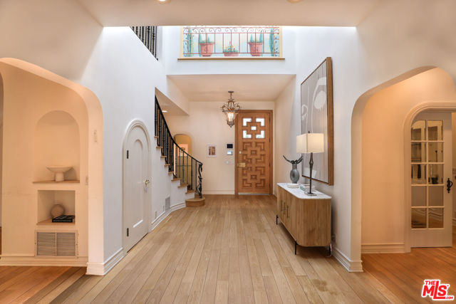 628 N Elm Drive, Beverly Hills CA: https://media.crmls.org/mediaz/8073b6f2-0337-457a-ad2f-29bd7ad6b774.jpg