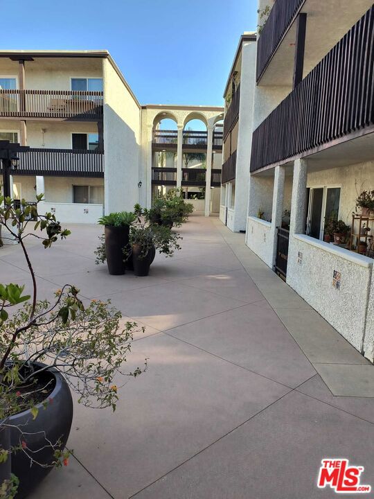 5334 N Lindley Avenue, Encino CA: https://media.crmls.org/mediaz/8073df52-e4fe-4661-bef4-8ec551966b81.jpg