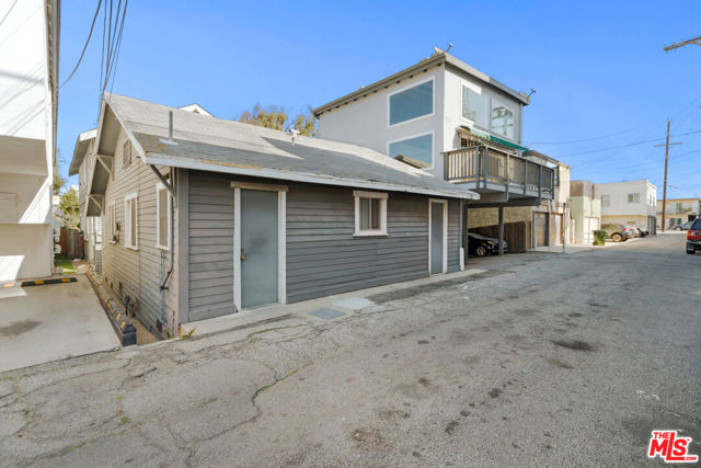 22 20th Avenue, Venice CA: https://media.crmls.org/mediaz/807434f1-d13e-4ff5-8719-7ed9c6eda258.jpg