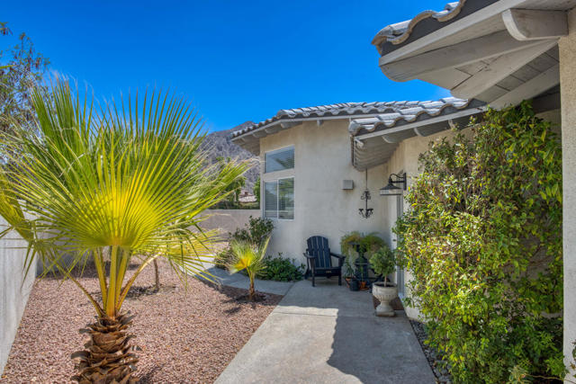 52775 Avenida Bermudas, La Quinta CA: https://media.crmls.org/mediaz/80743a39-f0f3-4e04-a3c4-89678da91f17.jpg