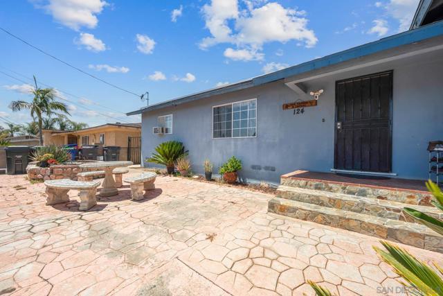 124 E View St, Fallbrook CA: https://media.crmls.org/mediaz/8074da1e-3a22-4094-a6ce-385b3f553155.jpg