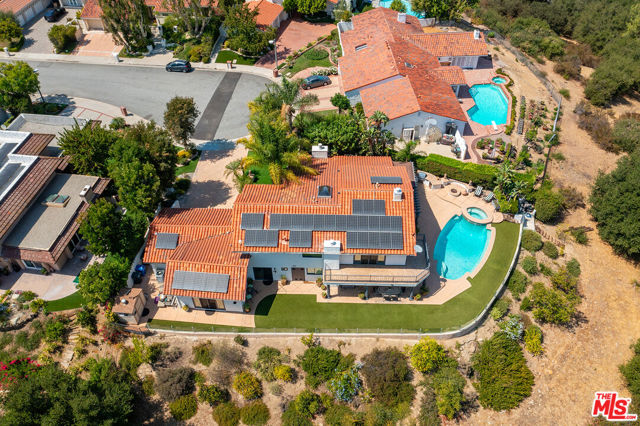 23306 Park Hacienda, Calabasas CA: https://media.crmls.org/mediaz/80752534-07ba-4399-929e-3370db1cd222.jpg