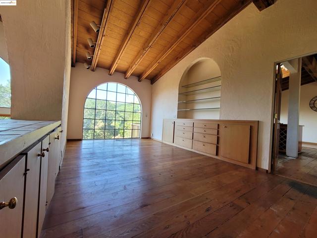 40 Hilldale Ct, Orinda CA: https://media.crmls.org/mediaz/807535b1-1e01-407b-b57a-672ab3aac138.jpg