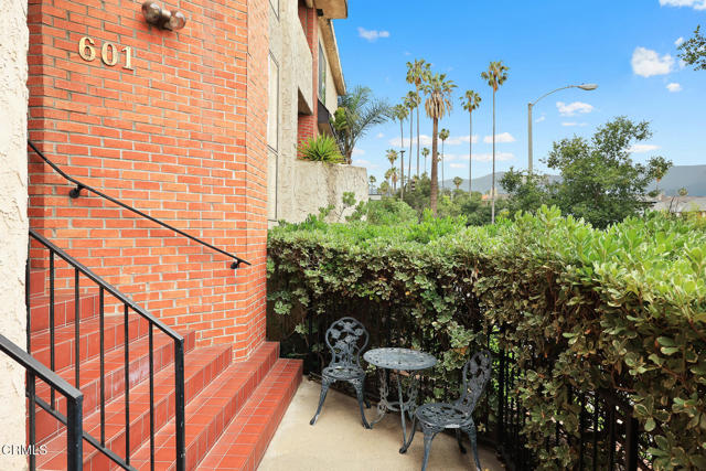 601 S El Molino Avenue, Pasadena CA: https://media.crmls.org/mediaz/807541d0-2c58-48c9-843a-48b4fdf7ebcd.jpg