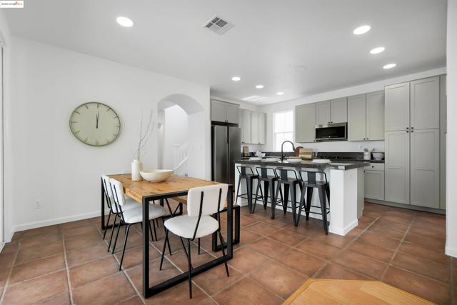1165 Cottage Ln, Hercules CA: https://media.crmls.org/mediaz/80754c8c-e7f5-4043-9bce-3a81cc7f7fee.jpg