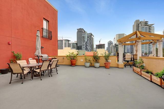 1601 India St, San Diego CA: https://media.crmls.org/mediaz/80759664-432a-489b-82fd-435fe1b4f690.jpg