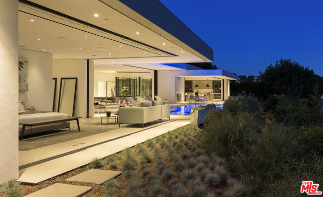 1535 Carla, Beverly Hills CA: https://media.crmls.org/mediaz/8075c646-cf43-4d8a-bf02-9201660b7fde.jpg