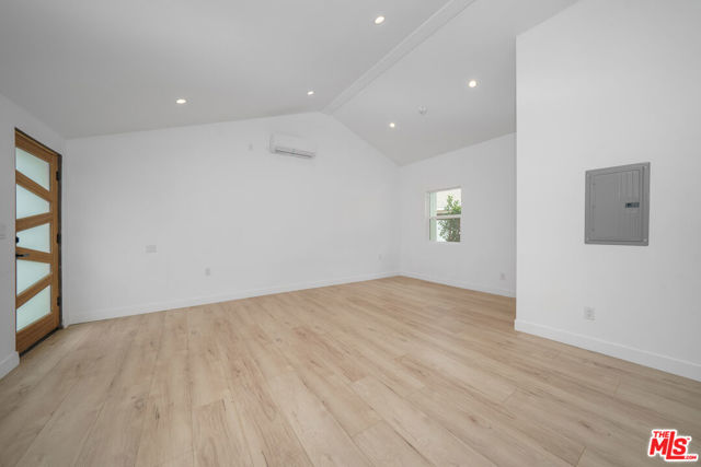 6835 Yolanda Ave, Reseda CA: https://media.crmls.org/mediaz/8075e26f-1a14-4256-b2c8-7fe3bbd0f720.jpg