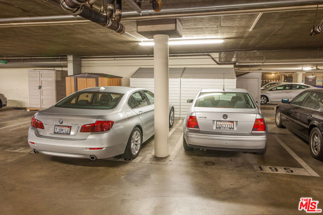 950 N Kings Road, West Hollywood CA: https://media.crmls.org/mediaz/80769633-1d33-4703-a322-c68807d51abb.jpg