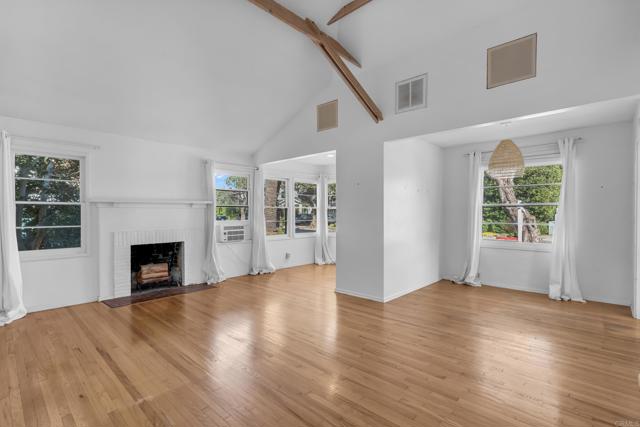 1715 Cedar St, Santa Monica CA: https://media.crmls.org/mediaz/8076d607-fdd3-43e6-befa-1c3922539097.jpg