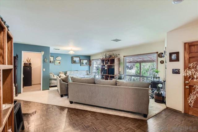 531 Silverbrook Dr, El Cajon CA: https://media.crmls.org/mediaz/8077149b-ca4b-467a-9688-d87496b09fe2.jpg