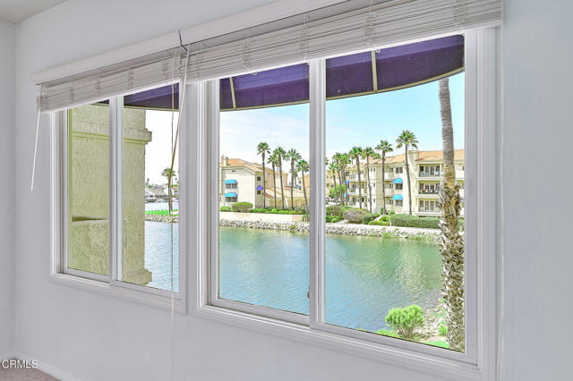 4229 Harbour Island Lane, Oxnard CA: https://media.crmls.org/mediaz/807725ef-e3a5-4087-bcbd-3b24bed82cdb.jpg