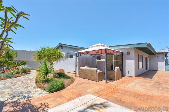 3981 Hatton St, San Diego CA: https://media.crmls.org/mediaz/80775e8d-367a-4c54-92c2-631cc8bdc9ce.jpg