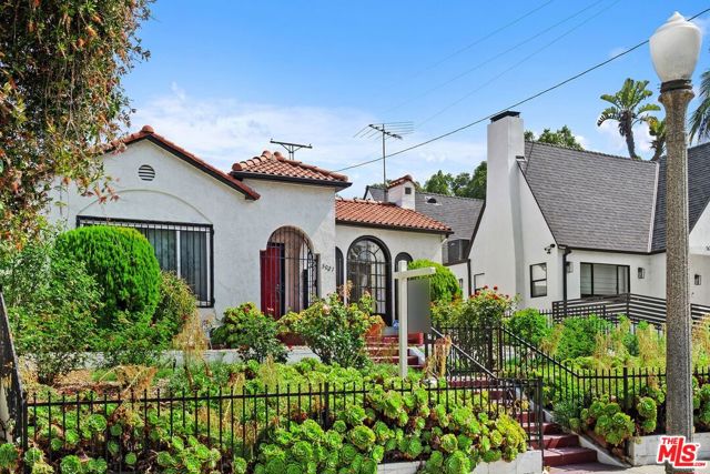 5021 Elmwood Avenue, Los Angeles CA: https://media.crmls.org/mediaz/8078639b-4798-4fa4-88e8-473a5a5f6bc1.jpg