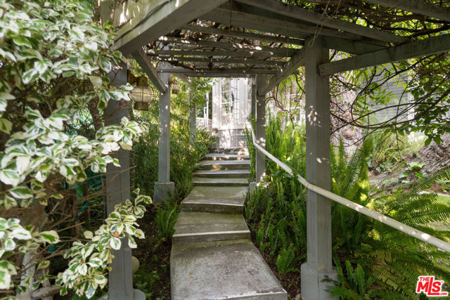 2020 Coldwater Canyon Drive, Beverly Hills CA: https://media.crmls.org/mediaz/80790ecd-935f-48d4-a4de-27c0318f9fa5.jpg