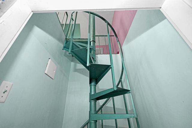 3908 Archmont Pl, Oakland CA: https://media.crmls.org/mediaz/807aaf6e-be56-47a6-964a-ebfc95813bd8.jpg