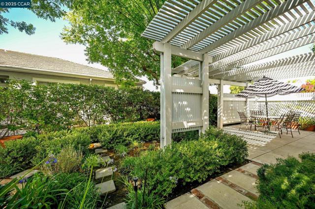 95 Goldspur Way, Brentwood CA: https://media.crmls.org/mediaz/807ac825-51b6-4213-937d-faab0bfdfaf9.jpg