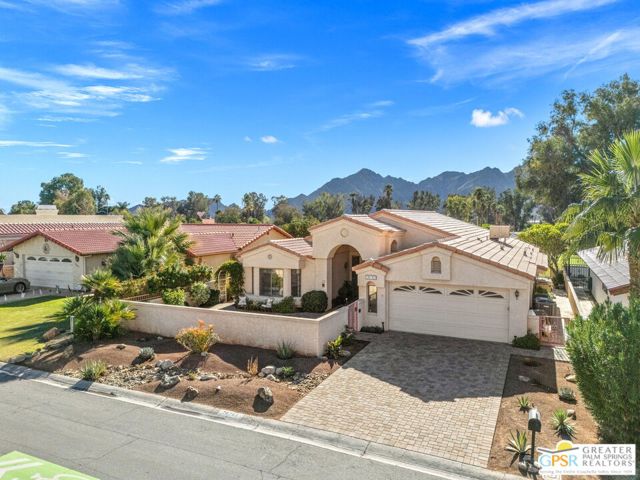 76797 California Drive, Palm Desert CA: https://media.crmls.org/mediaz/807d4a23-a64b-4022-8fef-a3679f659d3d.jpg