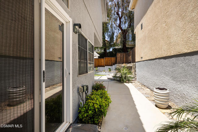 525 Myrtle Court, Oak Park CA: https://media.crmls.org/mediaz/807ddafb-8b71-4e48-bbf9-096fc46ca238.jpg
