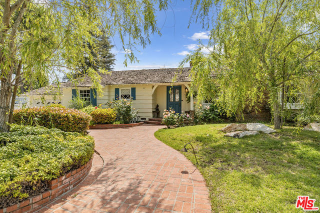 5132 Quakertown Avenue, Woodland Hills CA: https://media.crmls.org/mediaz/807ddf24-5e7c-4597-adeb-59ff749e6fc5.jpg